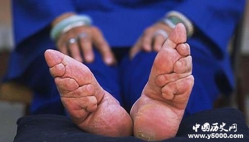 谁是中国的第一个小脚女人？